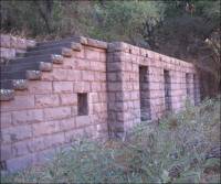 Stone wall of purplish-brown Ventura County Sandstone (photograph by Labe Kopelov of Kopelov Cut Stone, Inc., NM)